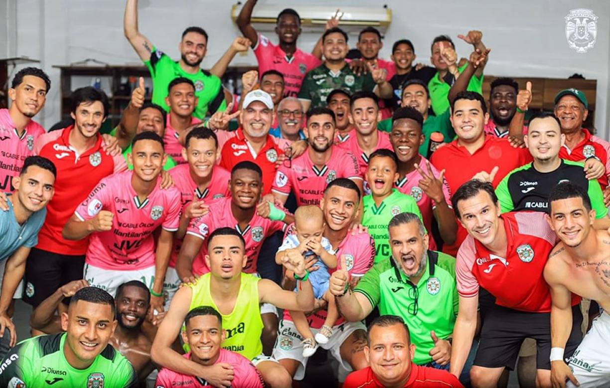 La celebración del plantel del Marathón tras ganar el derbi al Real España. Hasta el presidente verdolaga Orinson Amaya se sumó a los festejos.