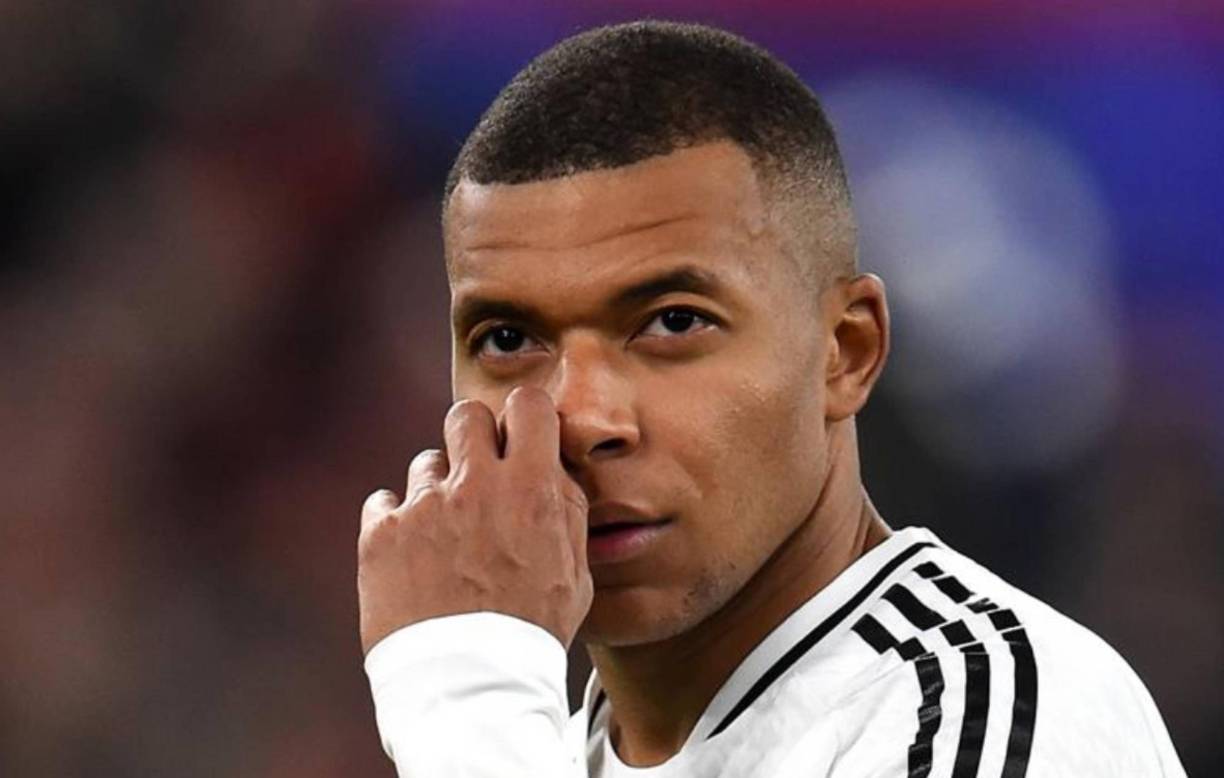 Kylian Mbappé se unió al Real Madrid luego de varios intentos del cuadro blanco por ficharle. Sin embargo, el francés no la está pasando nada bien y se conocen algunos curiosos motivos de su mal rendimiento. 