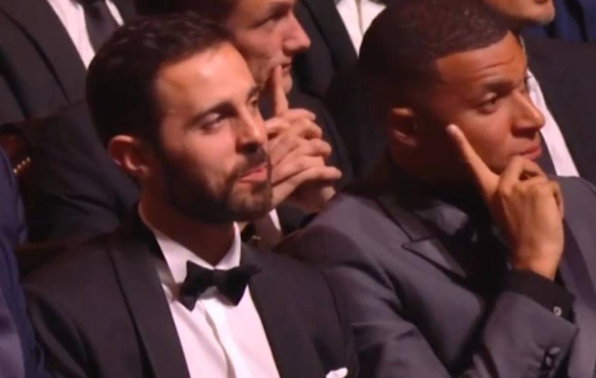 Bellingham se mostró serio y no aplaudió el discurso de Bellingham durante la gala del Balón de Oro 2023.