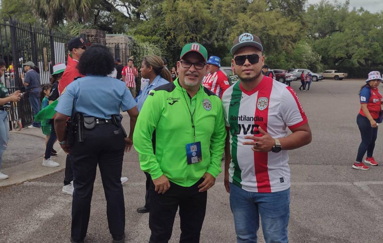 Orinson Amaya, presidente del Marathón, junto al aficionado hondureño Juan Flores.