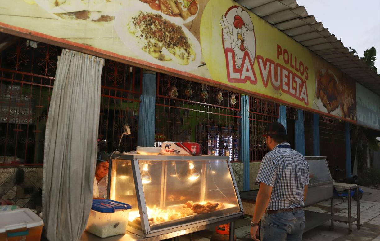 Pollos La Vuelta se ubica en la 10 calle de colonia Villeda, junto al campo de fútbol y operada de 6:00 am a 9:30 pm.