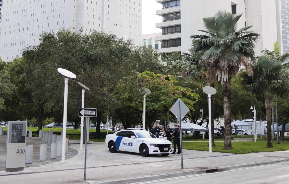 El edificio del tribunal permanece rodeado de agentes de policía.