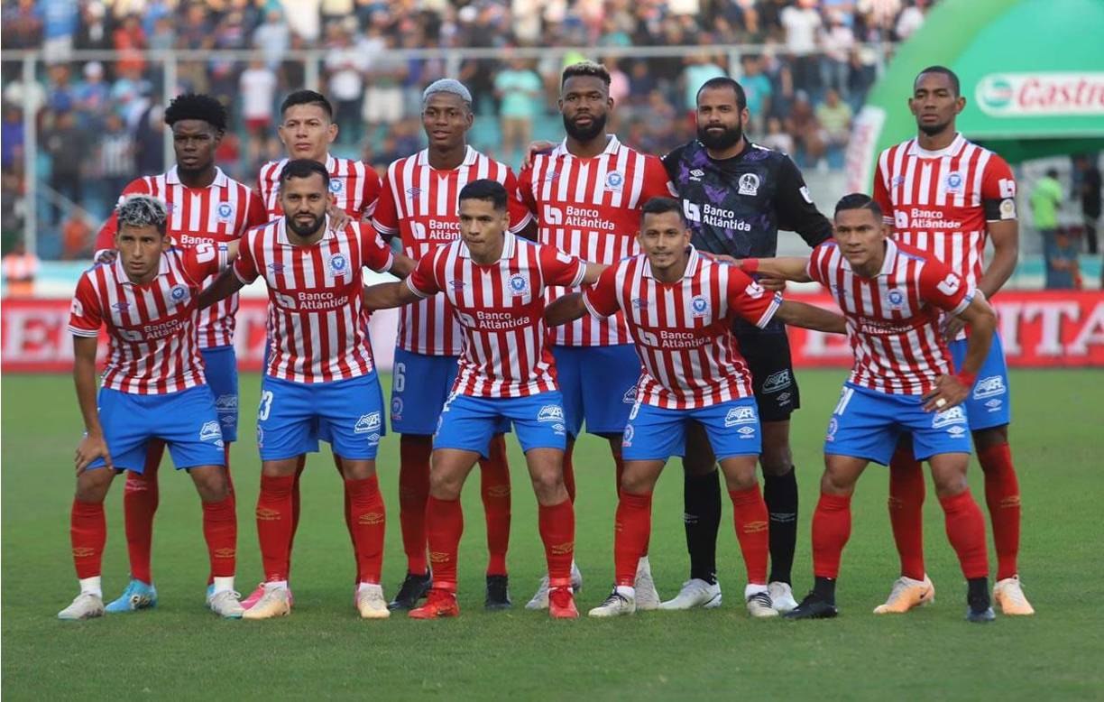 El 11 titular del Olimpia posando antes del primer partido de la final contra el Motagua.