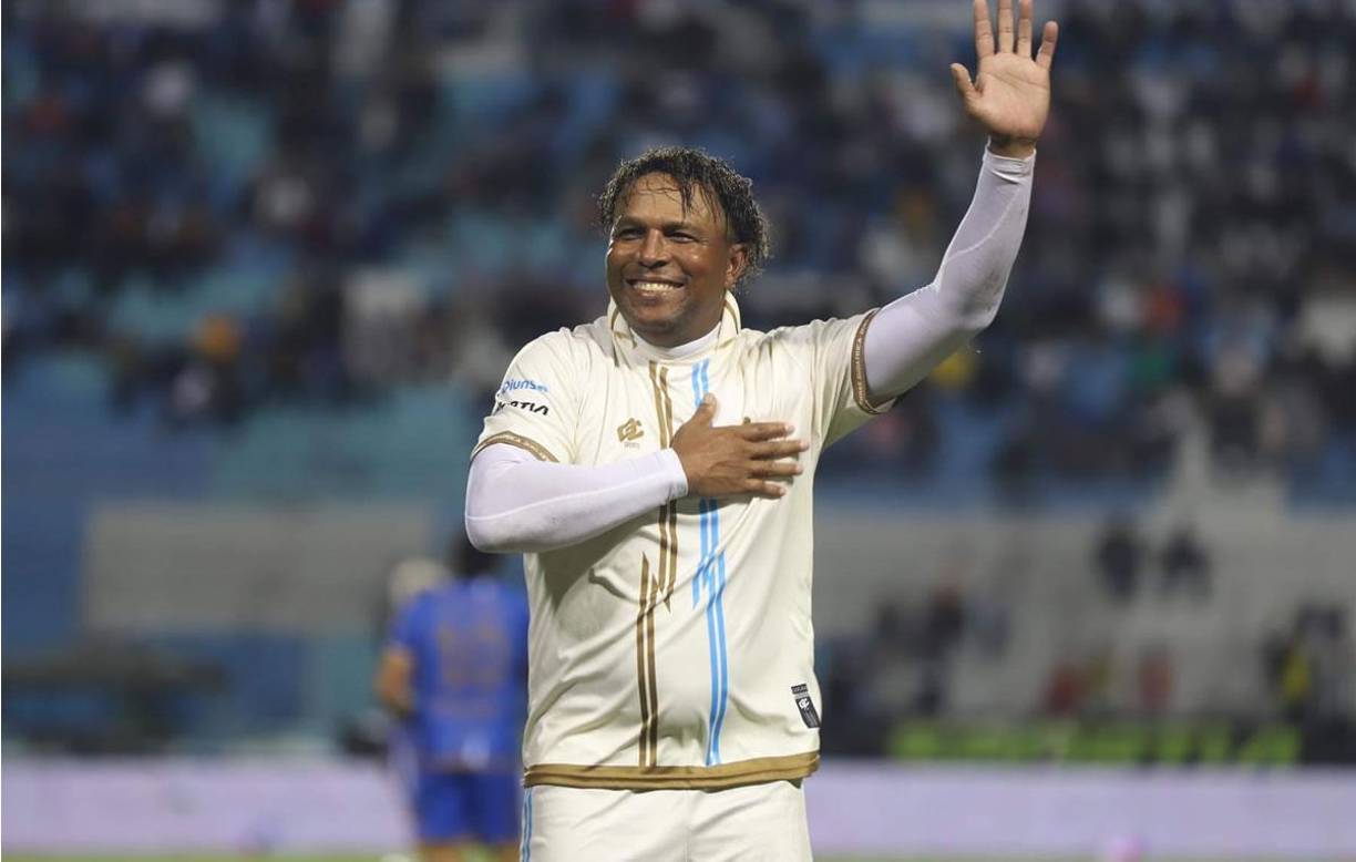 Carlos Pavón salió de cambio y agradeció los aplausos de los presentes en el estadio Nacional Chelato Uclés.