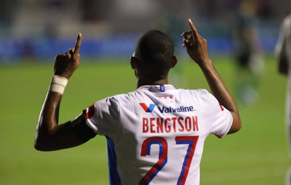 Jerry Bengtson lideró la remontada del Olimpia ante Marathón con un triplete.