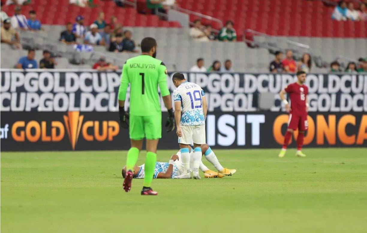 Sus compañeros se preocuparon. Luis Vega no pudo seguir en el partido ante Qatar.