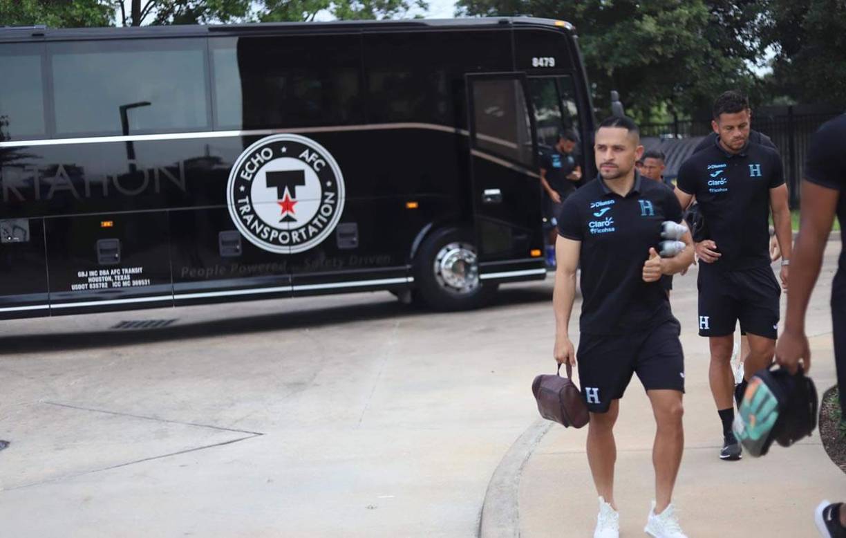 En este bonito autobús se transporta la Selección de Honduras a la Episcopal High School de Houston.