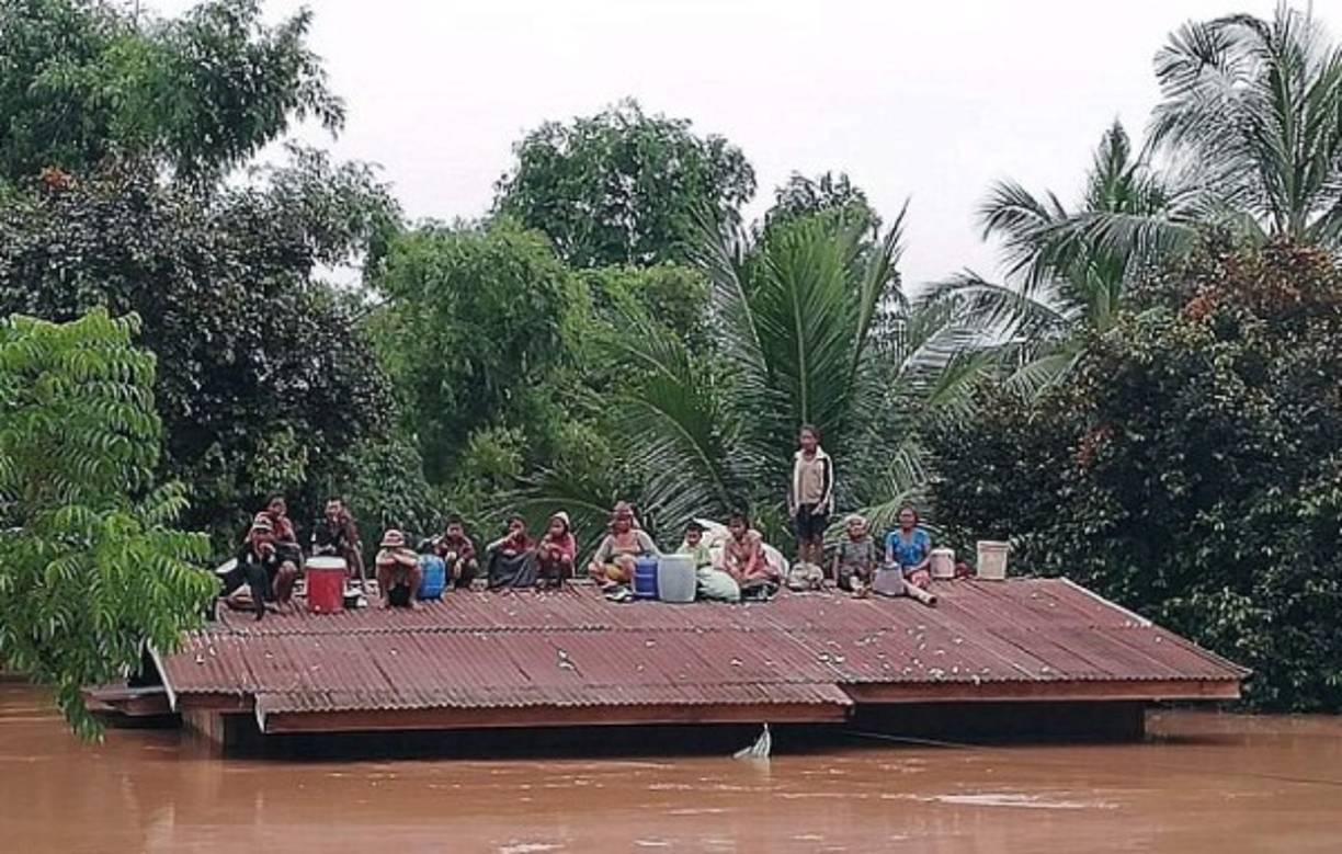 Imágenes difundidas por la agencia oficial de Laos muestran a decenas de personas, entre ellos niños, subidos en los techos de las casas a la espera de ser rescatados.