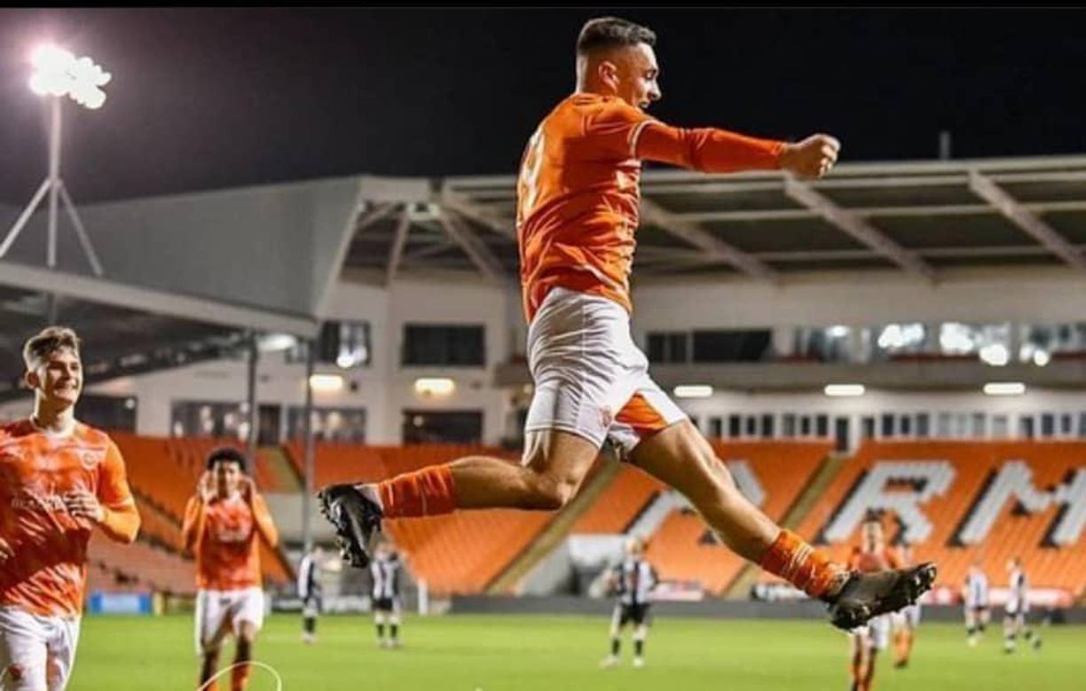 Daniels dio detalles de cómo se dio cuenta de sus preferencias sexuales: “Tuve novias en el pasado, para intentar que todos mis compañeros pensaran que era heterosexual, pero fue solo un gran encubrimiento. En la escuela la gente incluso me preguntaba: ¿Estás seguro de que no eres gay?. Y yo respondía, «no, no lo soy. No estaba listo y fue una lucha, pero simplemente no quiero mentir más.”