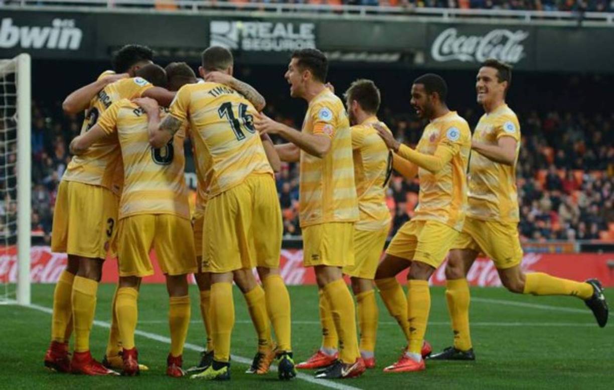 Girona's Spanish midfielder Alex Granell (L) vies with Barcelona's Chilean midfielder Arturo Vidal during the Spanish league football match between Girona FC and FC Barcelona at the Montilivi stadium in Girona on January 27, 2019. (Photo by LLUIS GENE / AFP)