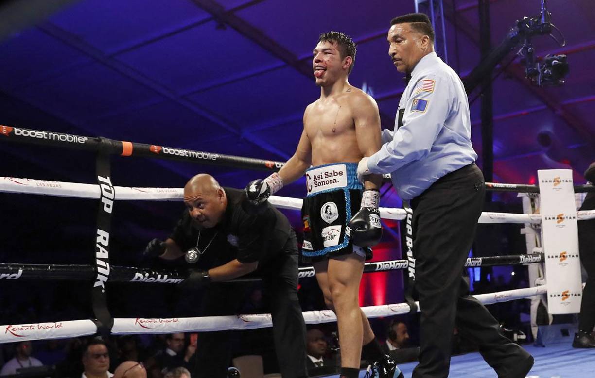 El mexicano Pedro Campa no pudo seguir en la pelea, tuvo problemas para conectar a Teófimo y terminó cediendo.