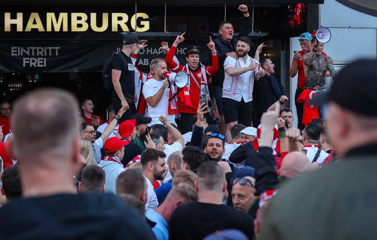 En un vídeo que circula en los medios locales puede verse la intervención policial, en la que los agentes, antes de utilizar sus armas de fuego, emplearon contra el agresor gas pimienta, algo que no consiguió que el hombre armado depusiera su actitud.