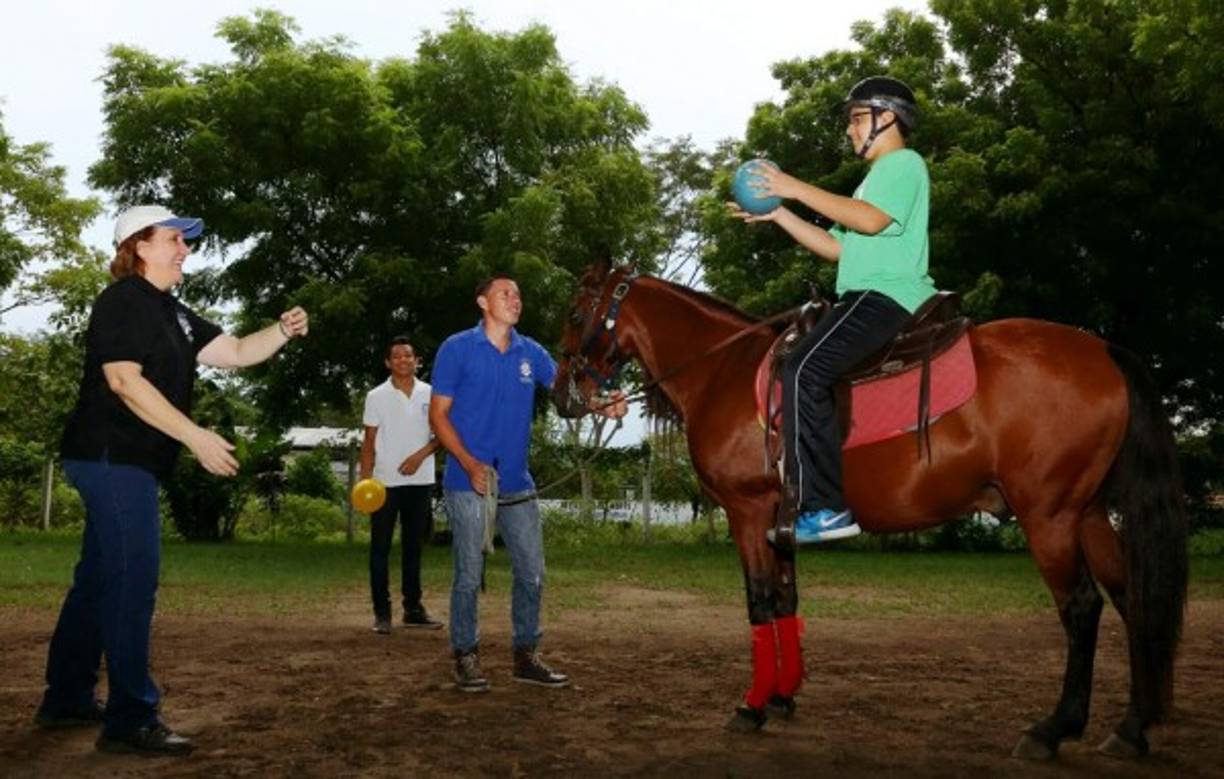 El Centro de Hipoterapia A- Tuto cada vez ayuda a más pequeños con condiciones especiales.