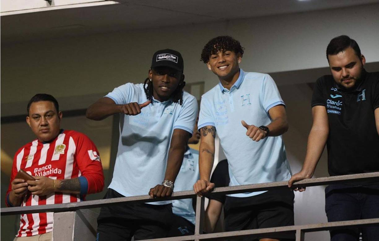 David Ruiz y Alberth Elis saludando al lente de Diario La Prensa desde el palco del estadio Nacional Chelato Uclés.