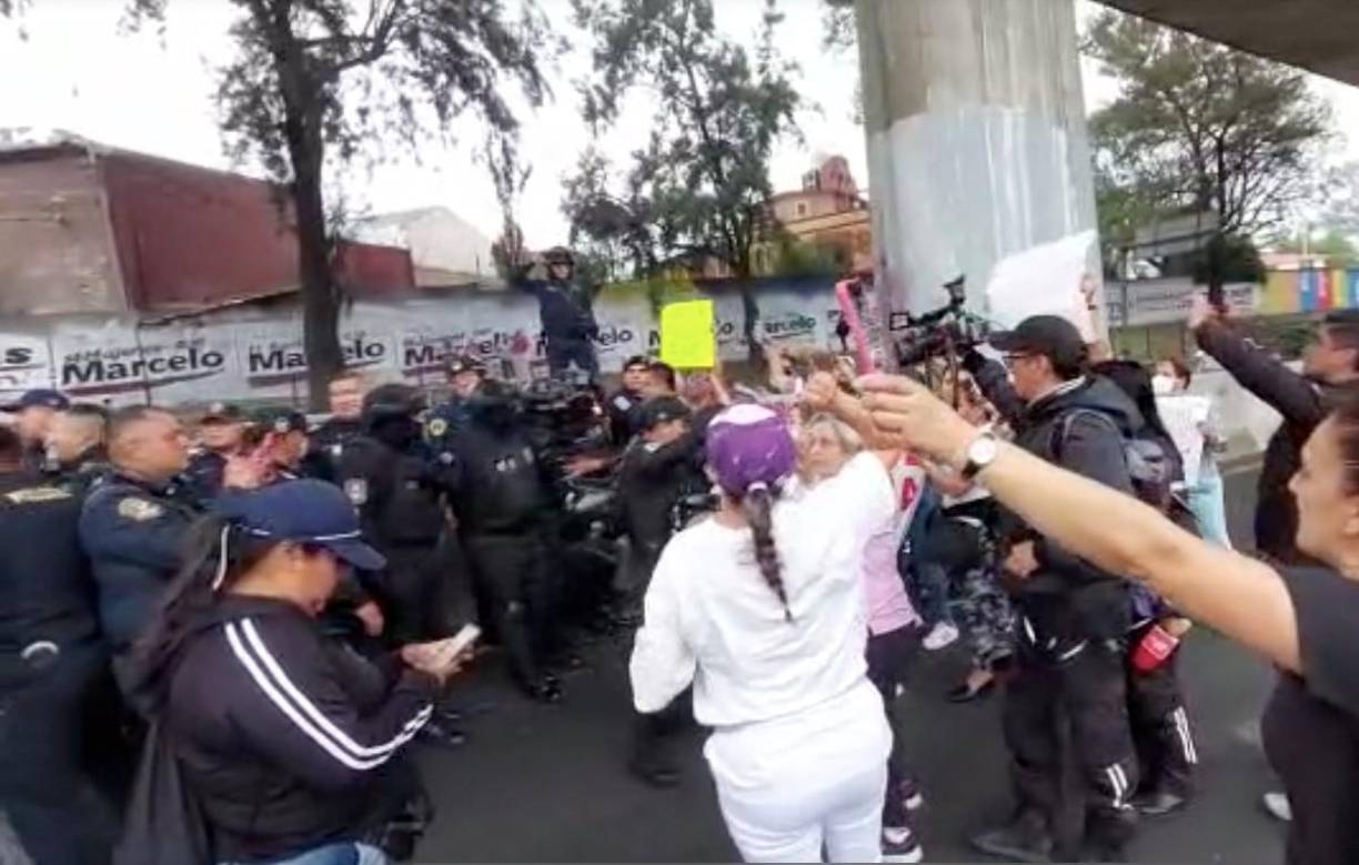 Lesly Martínez, quien es madre de dos niños de 8 y 9 años, trató de comunicarse con su hermano; con gritos dijo que un hombre la amenazaba; su familia ha realizado bloqueos para exigir su aparición