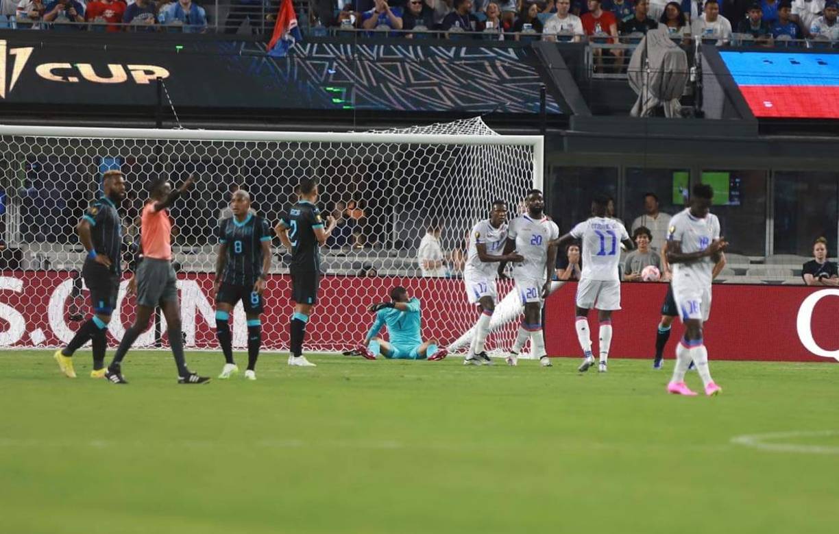 Jugadores de Haití celebrando el gol de Frantzdy Pierrot para el 0-1 ante Honduras.