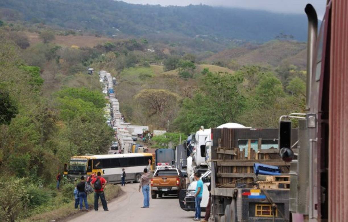 En la carretera entre La Entrada y Santa Rosa de Copán están varados más de 500 vehículos pesados.