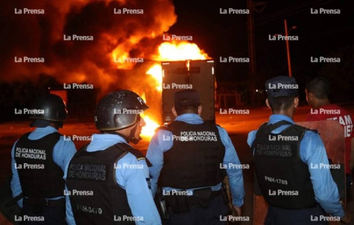 Hasta el momento no se tiene claro cuál es la razón de la protesta, algunos dijeron que dijeron que lo hacen por el alto costo de la energía y otros por el costo de la canasta básica.