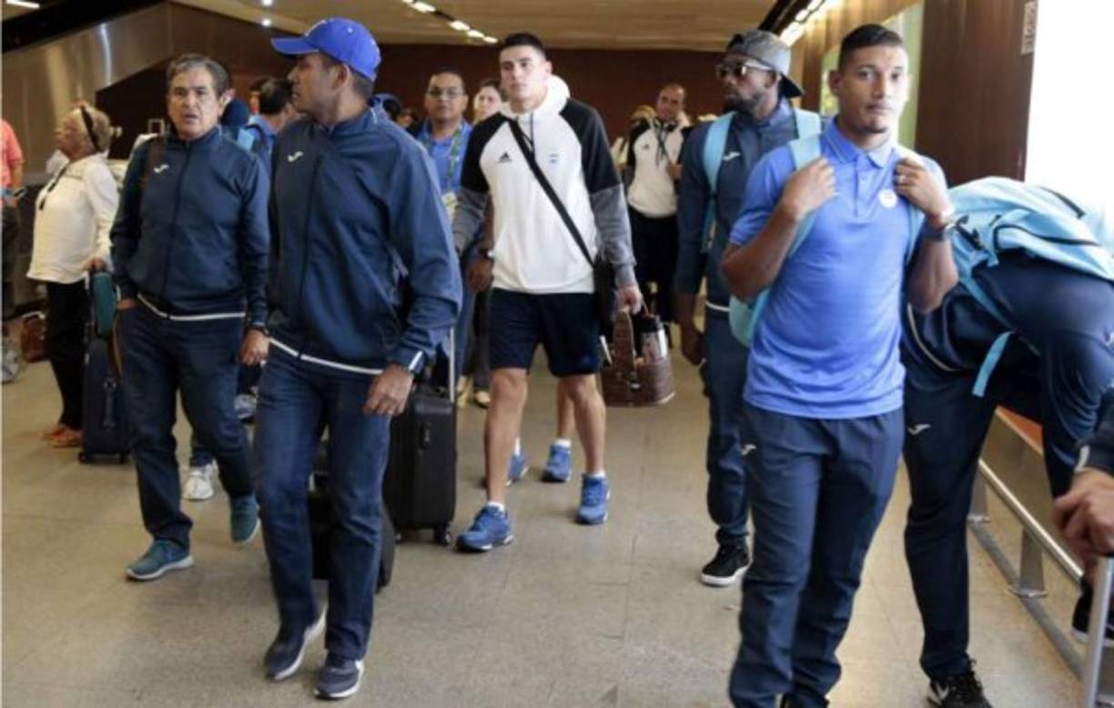 Tremendo problema tiene la Federación Nacional Autónoma de Fútbol de Honduras. Resulta que la Fenafuth únicamente programó la participación de la Sub-23 hasta la fase de grupos de los Juegos Olímpicos de Río de Janeiro 2016 y solo compró boletos áreos para esa instancia. El dilema ahora está que el equipo de Jorge Luis Punto solo ocupa un punto para clasificar a los cuartos de final y lo podría lograr en el último juego del Grupo D contra Argentina en Brasilia. Si la Sub-23 de Honduras logra la clasificación a la siguiente ronda, la Fenafuth deberá pagar una penalización a la línea aérea que cobrará 250 dólares por cada miembro de la delegación catracha que está en Brasil los cuales son 29.
