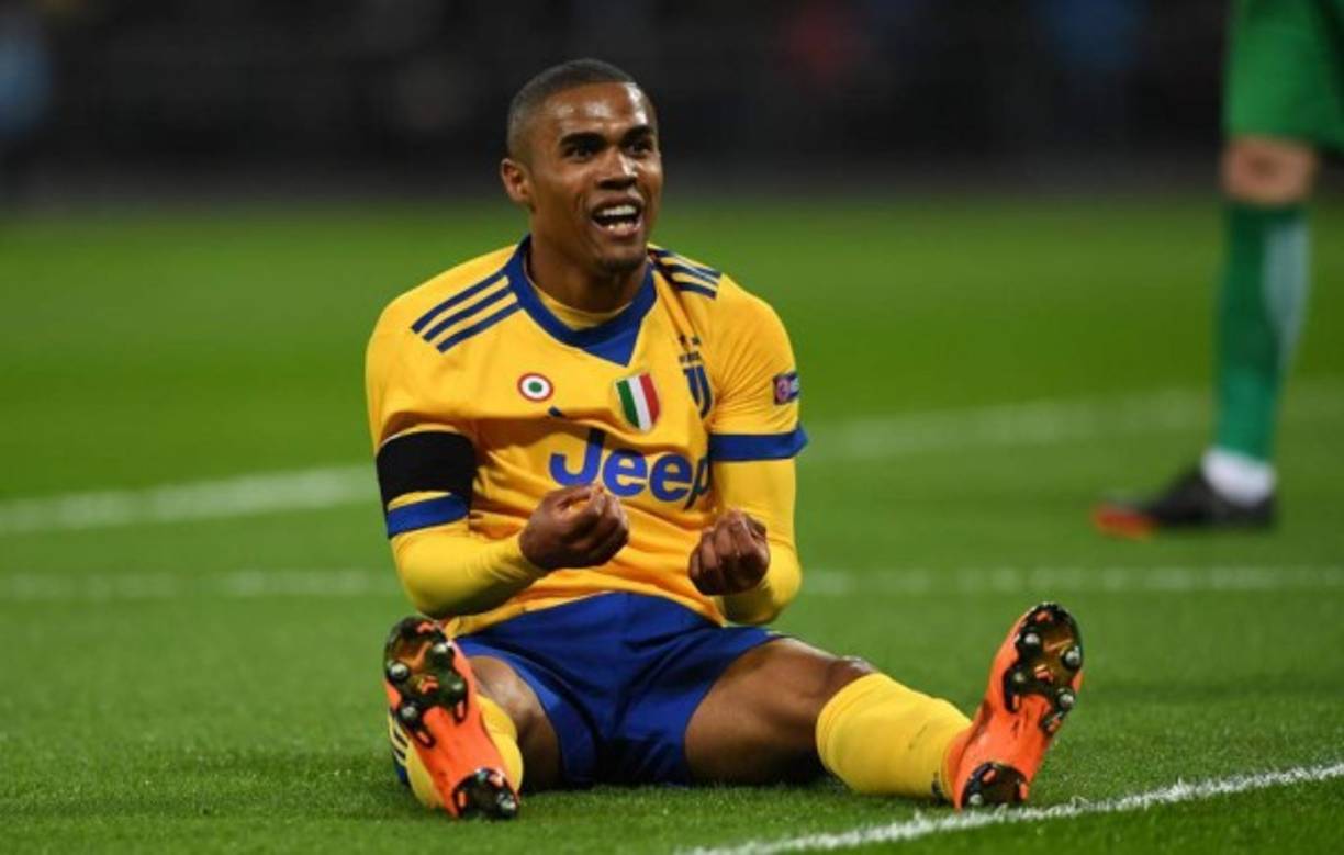 Douglas Costa: Según Kicker, el extremo brasileño volverá al Bayern Múnich de Alemania tras su paso por la Juventus. Costa de esta manera jugará cedido por la Juventus en el conjunto bávaro esta temporada .