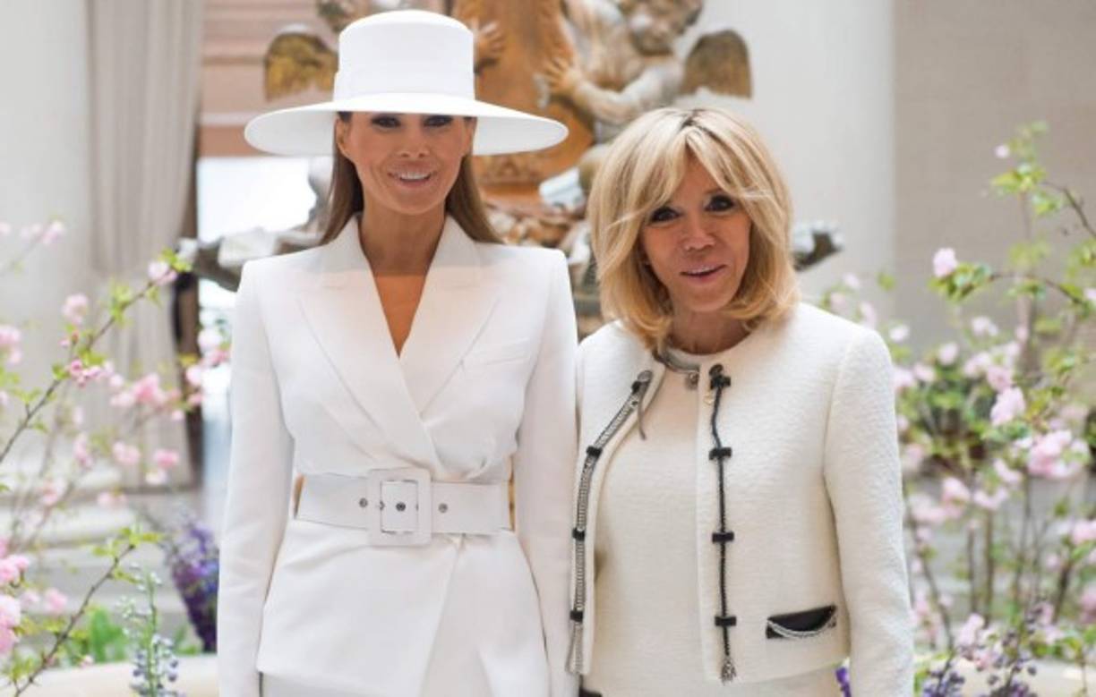 <br/>Vestidas de blanco impoluto, Brigitte Macron y Melania Trump han acompañado a la pareja de mandatarios a lo largo de toda la jornada. Ambas primeras damas han acertado con su elección de vestuario y aunque no han perdido su esencia en el proceso han coincidido en estilo.