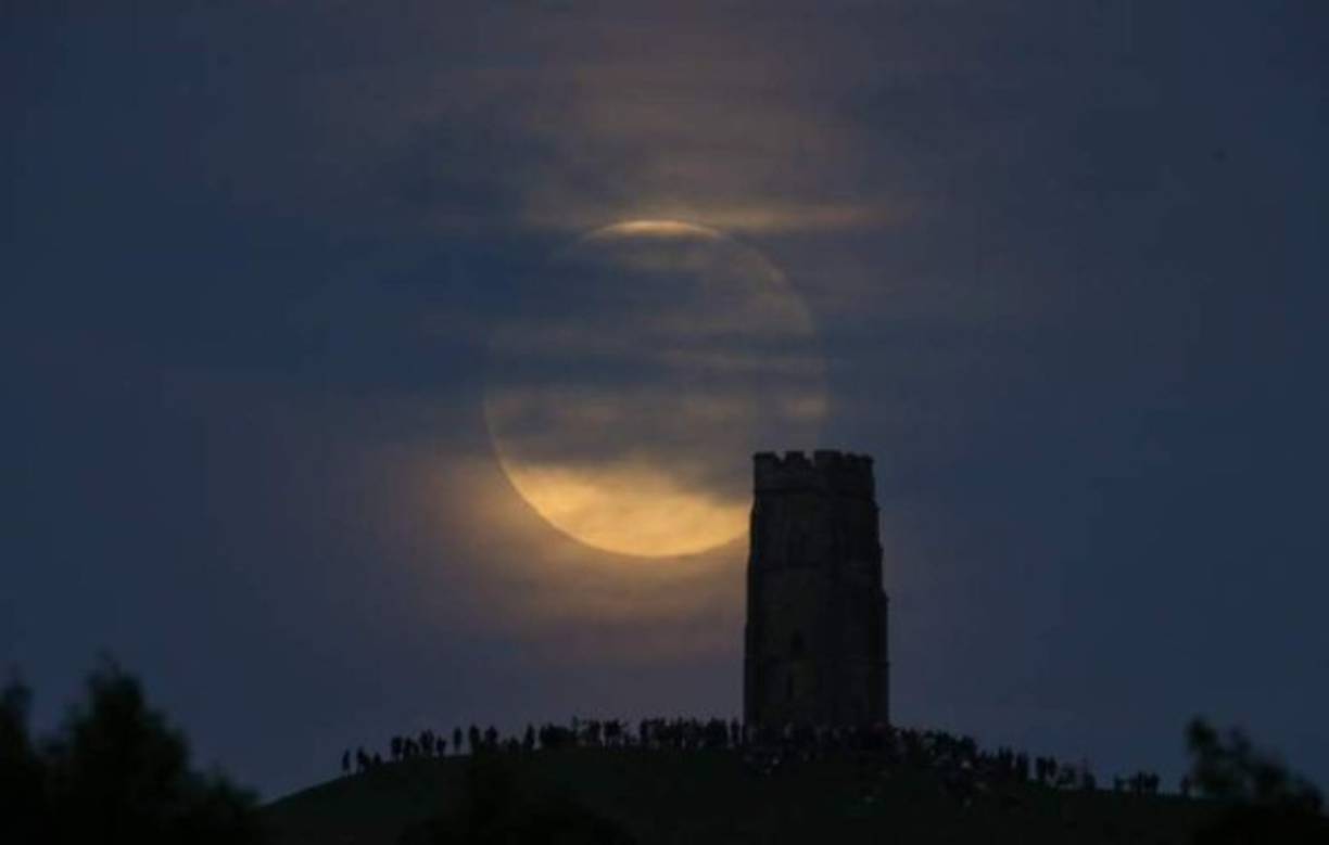 En Glastonbury Tor, Inglaterra, cientos de personas se reunieron para observar la Luna de Fresa y recibir el solsticio.