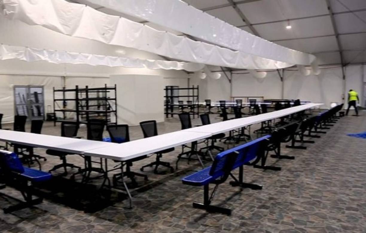 Otros afirmaron que pasan hambre y que duermen hacinados en el suelo.