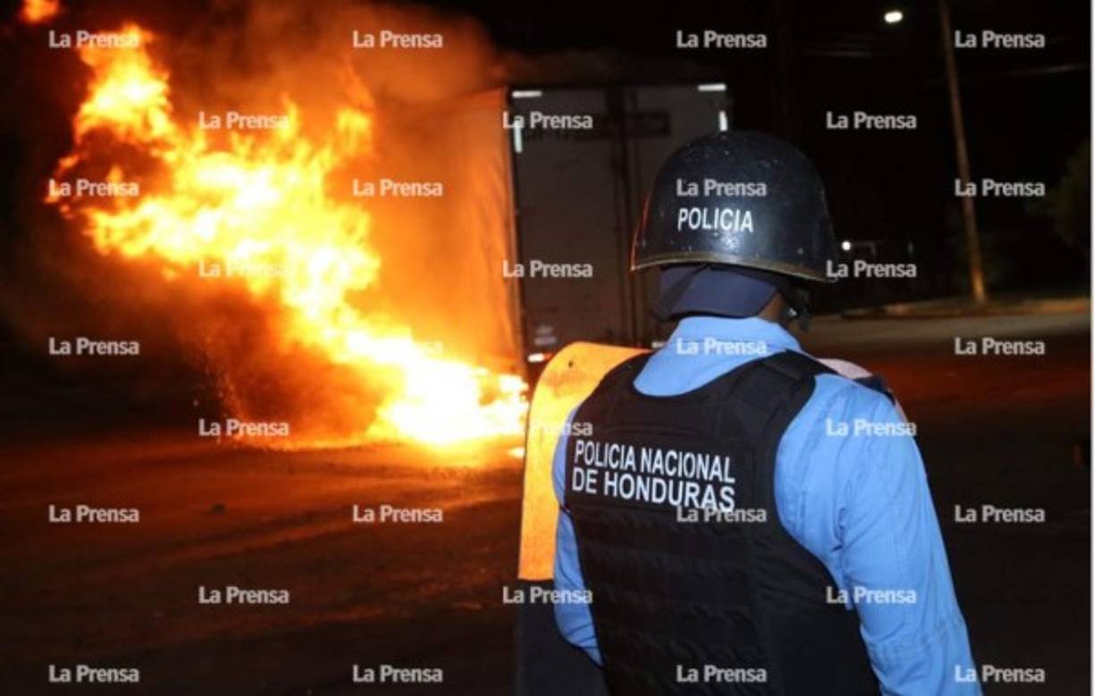 En el momento en el que los agentes de la Policía Nacional realizó el desalojo el grupo de supuestos protestantes se apostó en otro punto de la 33 calle.