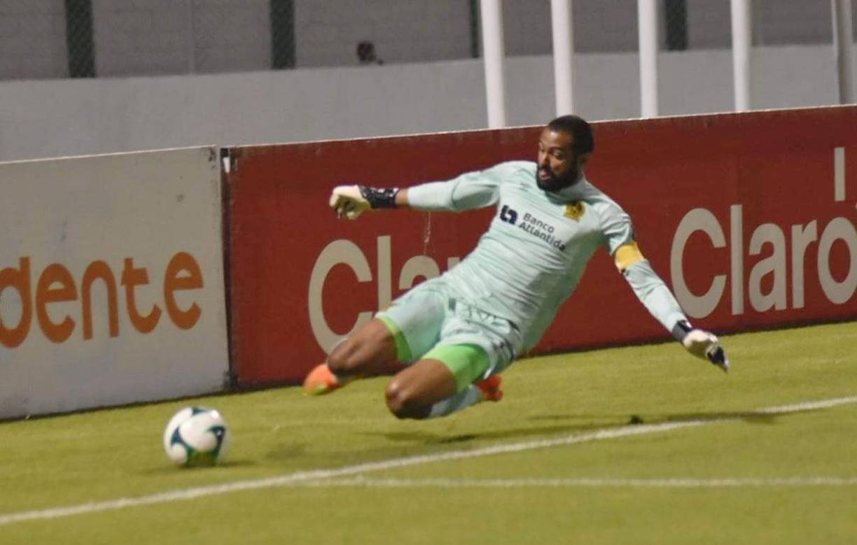 Edrick Menjívar intenta salvar un balón de un tiro de esquina, pero el balón ya había salido de la cancha.