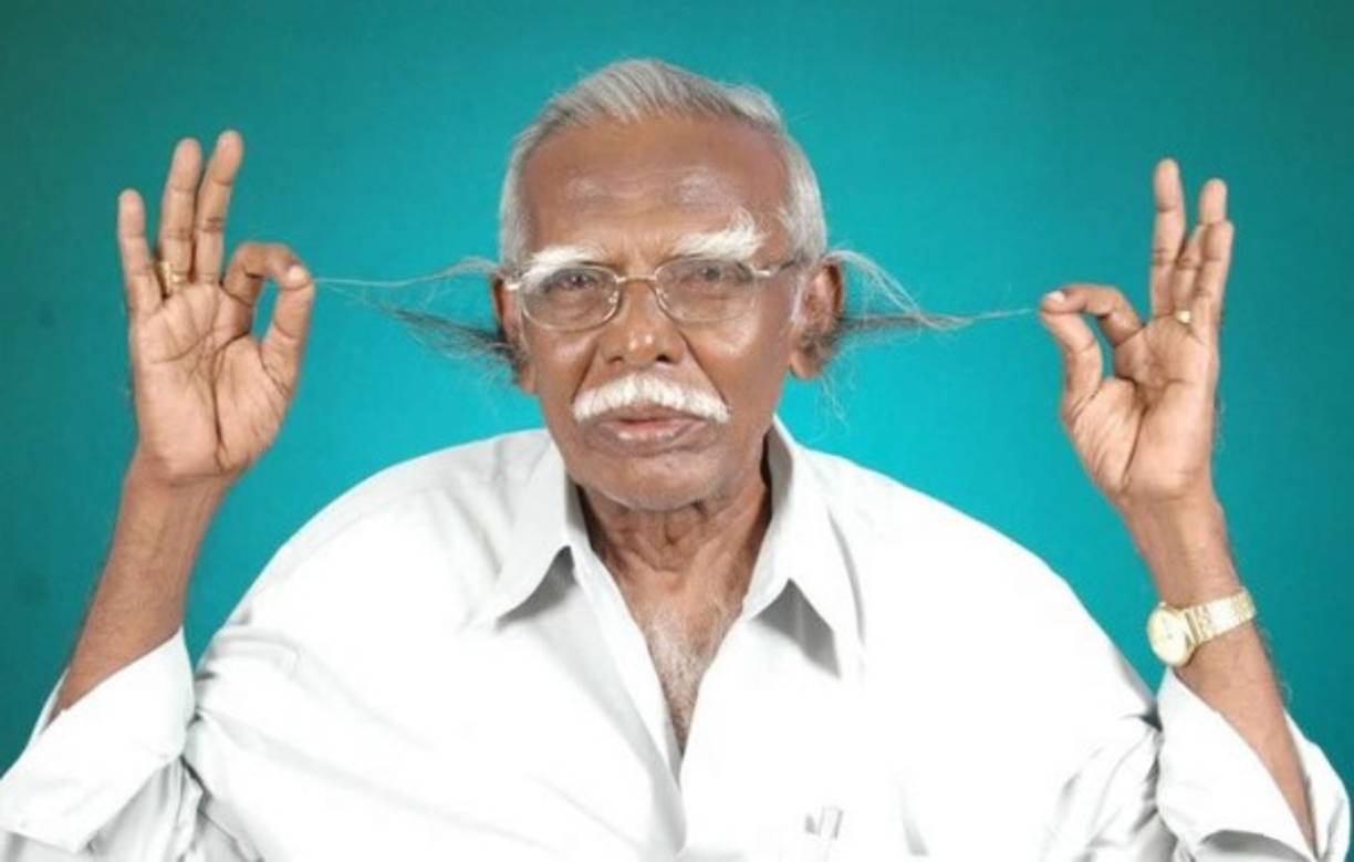 Pelo del oído más largo:<br/><br/>Anthony Victor (India) tiene el pelo brotando desde el centro de sus orejas externas que mide 18.1 cm (7.12 pulgadas) en su punto más largo.<br/><br/>Anthony es un director jubilado conocido por sus discípulos como el 'maestro de pelo'.<br/><br/>¿Se atreverían a decirle cosas dulces al oído?<br/>