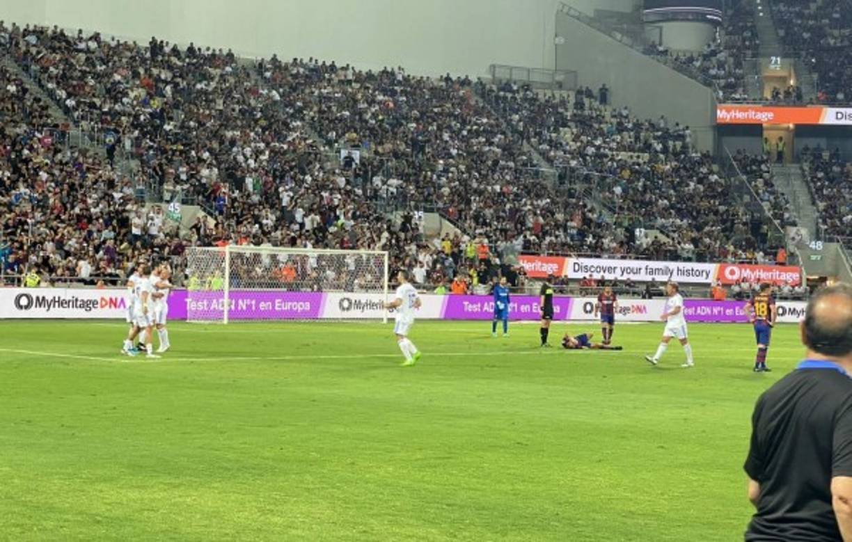 Los jugadores del Real Madrid festejando el gol de Rubén de la Red que les dio el triunfo ante Barcelona.