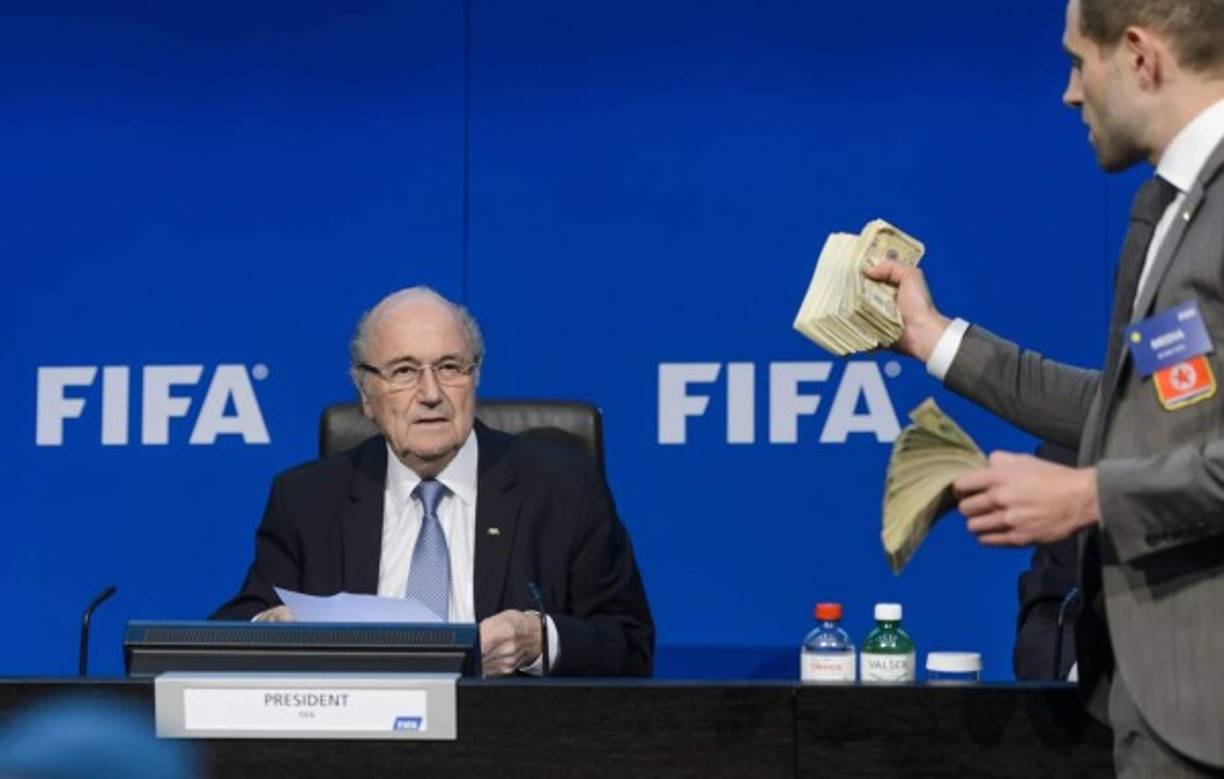 El comediantes inglés sorprendió y burló la seguridad en el evento.