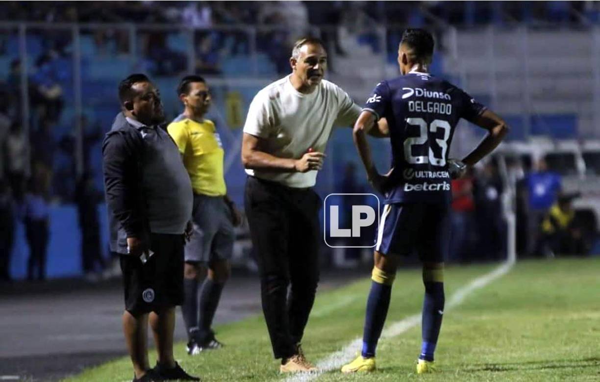 ‘La Tota’ Medina dando indicaciones al mediocampista Juan Ángel Delgado.