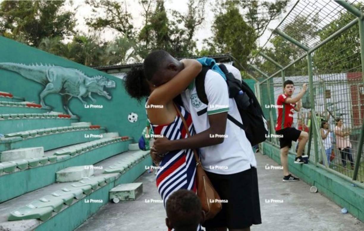 Tras el partido, Jeffry Miranda se fundió un emotivo abrazo con su madre en la zona de gradería y fue un momento emocionante para su familia.