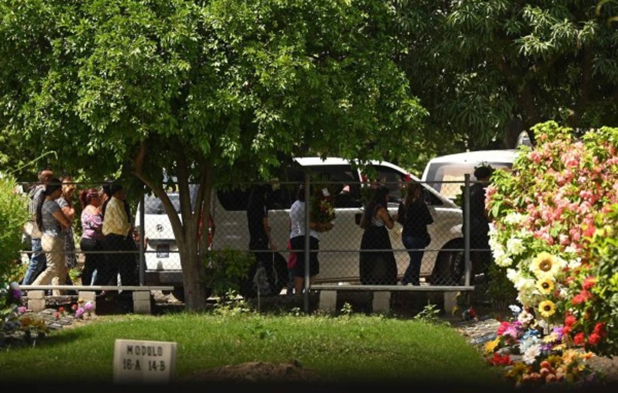 Cientos de salvadoreños acompañaron a los familiares de Óscar Alberto Martínez y su hija Angie Valeria, ahogados en el río Bravo en su intento por cruzar de México a Estados Unidos, a dar el último adiós a los dos migrantes en una ceremonia privada en un cementerio de la capital.
