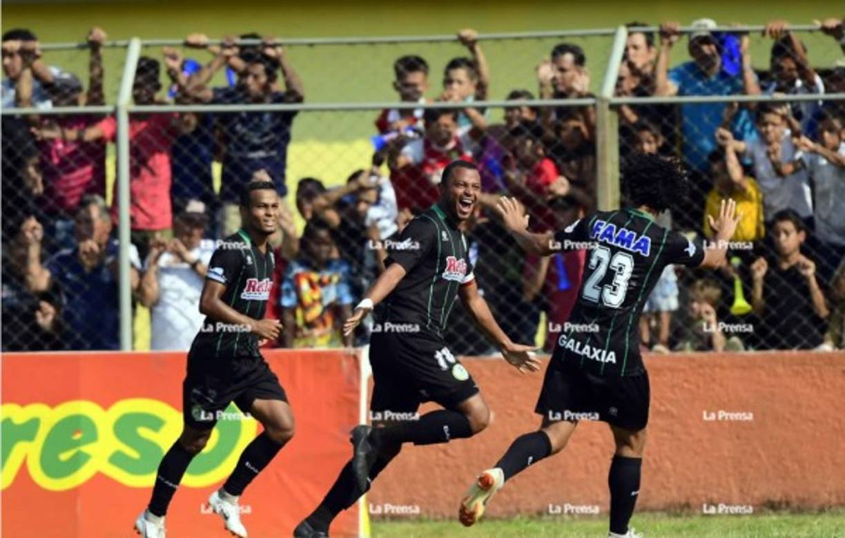 Carlos Ovidio Lanza puso a ganar al Juticalpa y así corrió a celebrarlo.