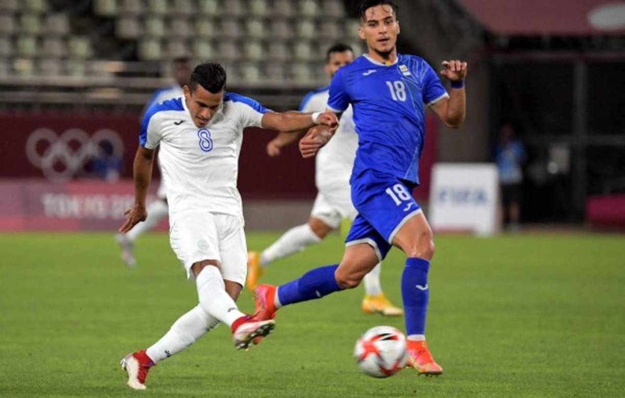 Edwin Rodríguez, uno de los mejores hombres de Honduras en la cancha, sacando un centro a la portería de Rumania.