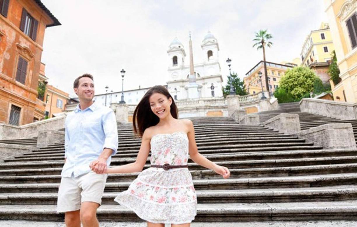 Paseando con tu pareja en los escalones españoles de Italia.