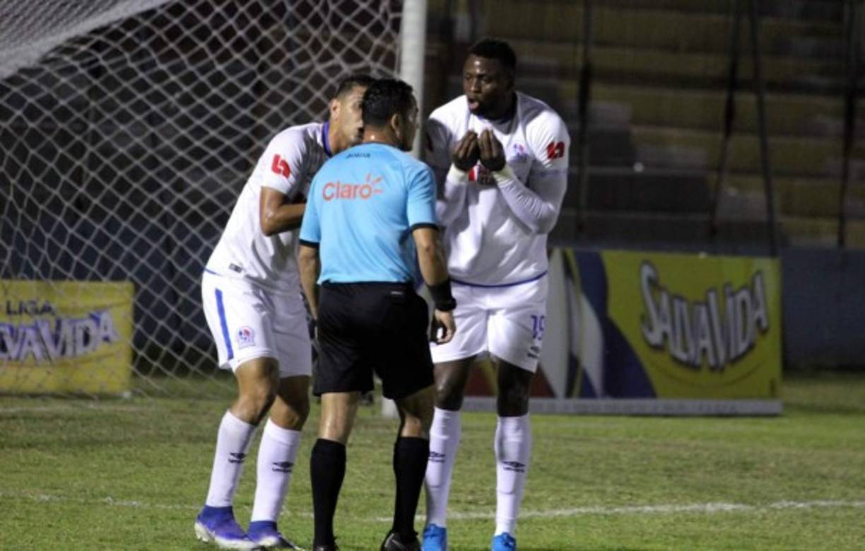 El árbitro Héctor Rodríguez pitó el penal para el Vida y el enfado de Yustin Arboleda era evidente.