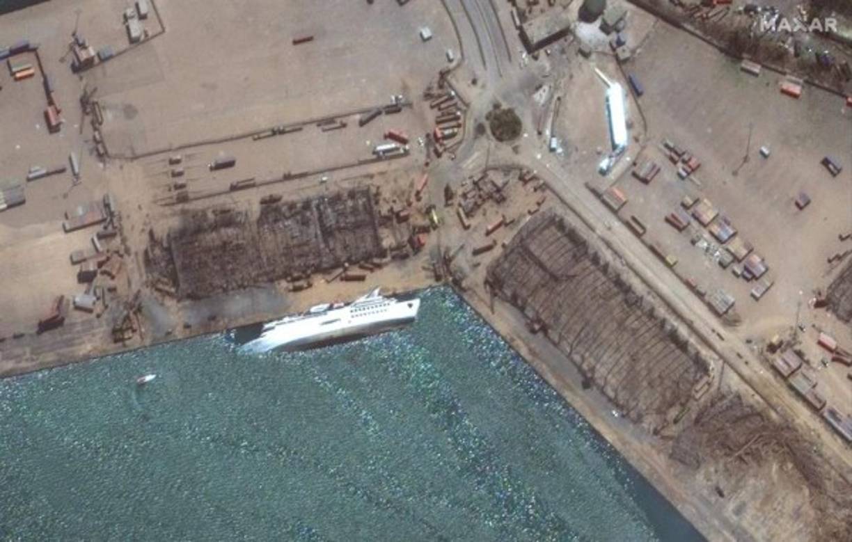 El número de víctimas mortales y desaparecidos por la explosión que sacudió el martes Beirut se eleva ya a 135 y a más de 5,000 los heridos, mientras nuevas imágenes satelitales muestran la devastación causada en la capital libanesa.