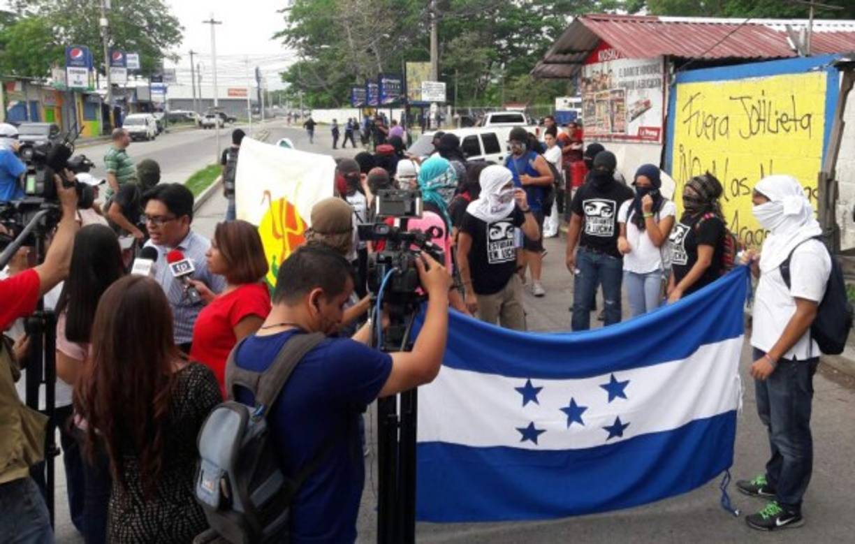 Los estudiantes que durante 12 días tenían tomada la Unah-vs entregaron el recinto luego de dialogar con el juez que llegó con una orden de desalojo y un contingente de policías.
