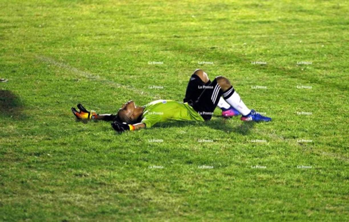 El portero de Broncos del Sur, tendido en el césped tras encajar un gol.