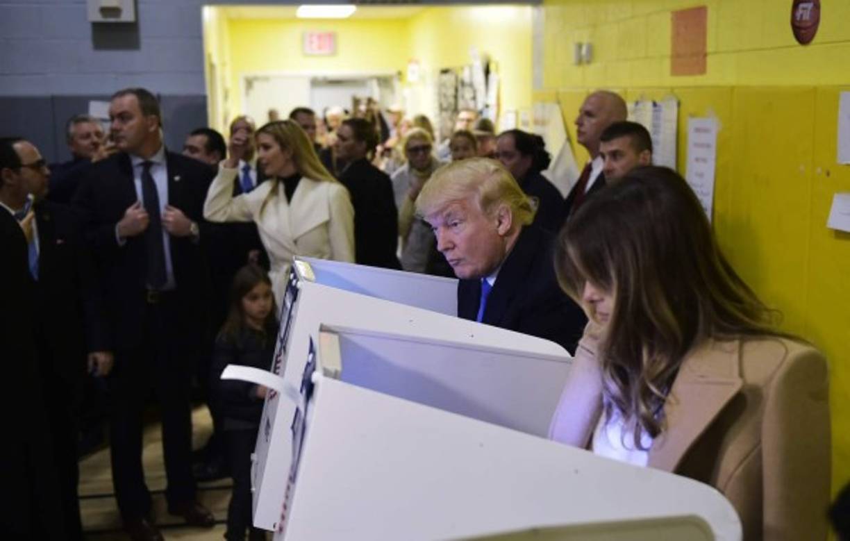 El republicano votó junto a su esposa.