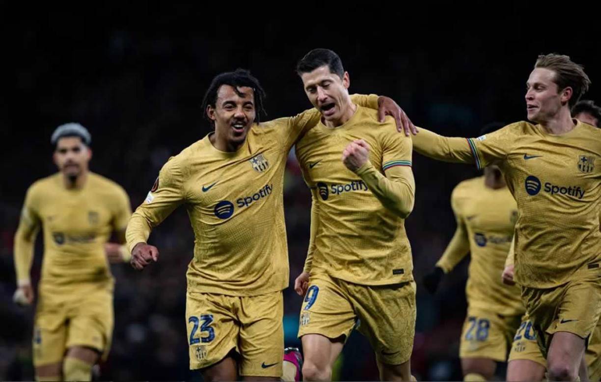 La celebración de Robert Lewandowski con sus compañeros tras marcar el 0-1 frente al Manchester United.