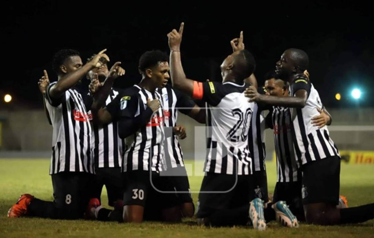 El festejo de los jugadores del Honduras Progreso.