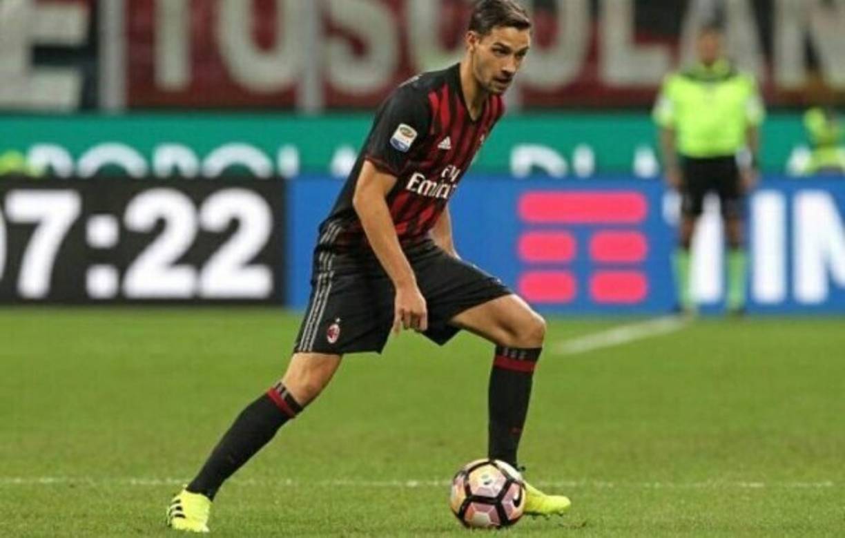 El joven lateral diestro del AC Milan, Mattia De Sciglio, podría abandonar el club tras cinco temporadas ocupando la banda derecha de San Siro. Según 'tuttosport', el futbolista milanés ya habría comunicado a los dirigentes su intención de abandonar el club al término de la presente temporada.
