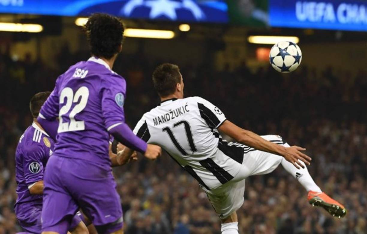 referee Tasos Sidiropoulos (2R) dismissed Barcelona's French defender Samuel Umtiti (L) during the UEFA Champions' League group B football match FC Barcelona against PSV Eindhoven at the Camp Nou stadium in Barcelona on September 18, 2018. / AFP PHOTO / Josep LAGO
