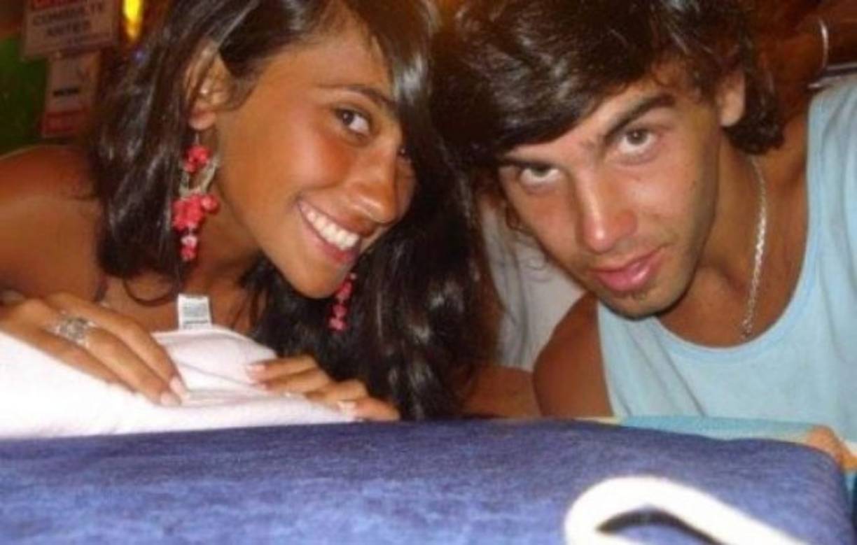 Tres años después, Antonela no dudó en dejarlo todo para instalarse junto al delantero en Europa. La relación con su primer y misterioso novio pronto quedó en el olvido. ' Al menos no me dejó por cualquiera, me dejó por Messi', fue la frase que dijo el chico cuando lo dejó Roccuzzo.