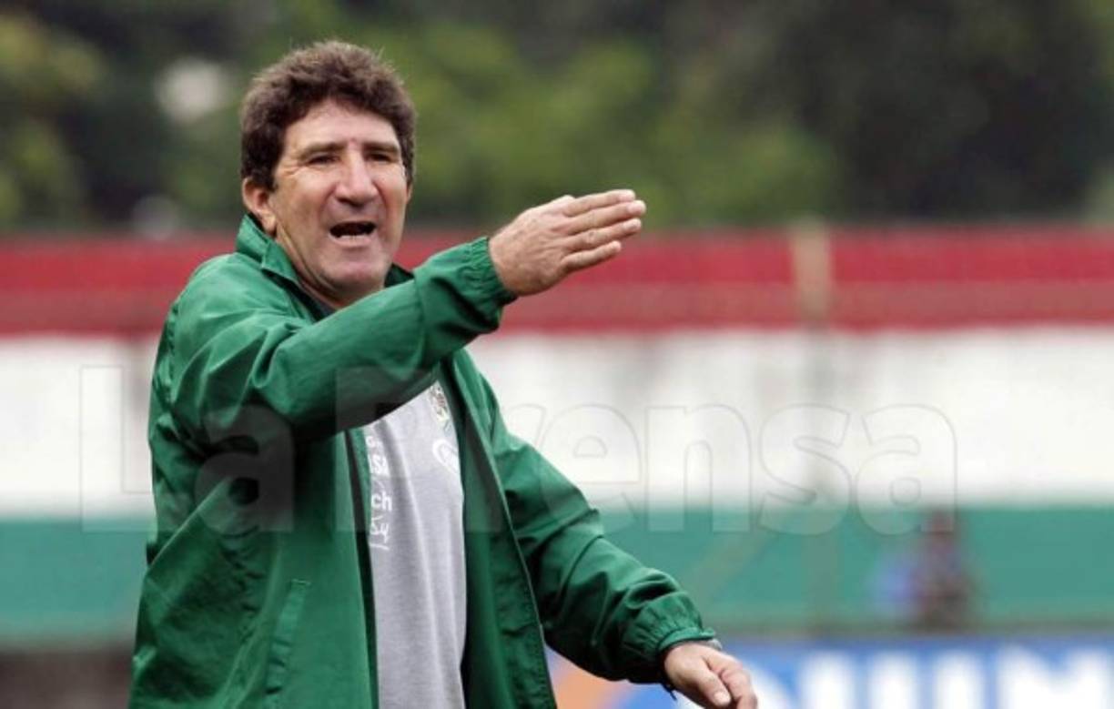 Héctor Vargas confirmó que seguirá en el banquillo del Marathón. 'Preferí quedarme aquí en Marathón porque me han tratado bien, tengo contrato por año y medio más, pero sabemos que eso es hasta que pierdes cuatro partidos seguidos o te quieras ir. Acá me compromete más la gente, me ha tratado muy bien', dijo.