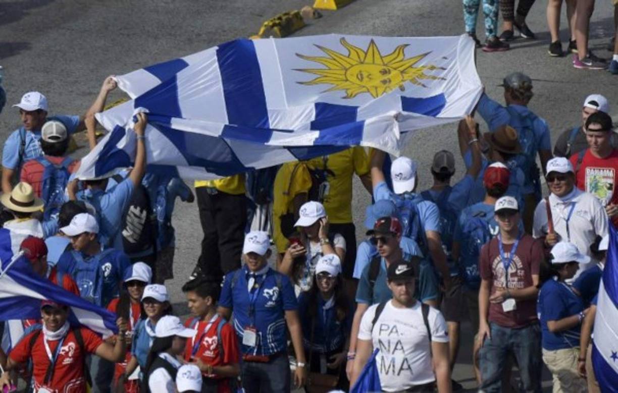 Incontables pabellones patrios se podían ver en el Campo Santa María La Antigua, un espacio habilitado con una gran tarima y pantallas gigantes en la llamada Cinta Costera, el moderno paseo marítimo de la capital panameña a orillas del océano Pacífico.